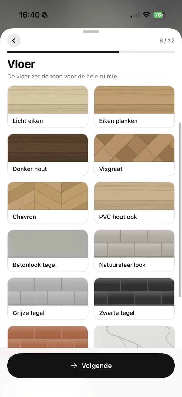 Schermafbeelding van de app: de stap waarin je een vloer kiest, met materialen als licht eiken, visgraat, chevron en betonlook tegel naast elkaar
