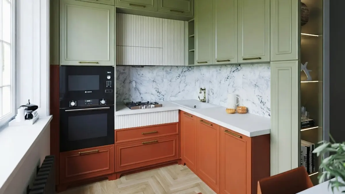 Kleine L-vormige keuken met olijfgroene bovenkasten, terracotta onderkasten, een wit composiet werkblad met witte spoelbak en een witte vensterbank, marmerlook achterwand en eiken visgraatvloer